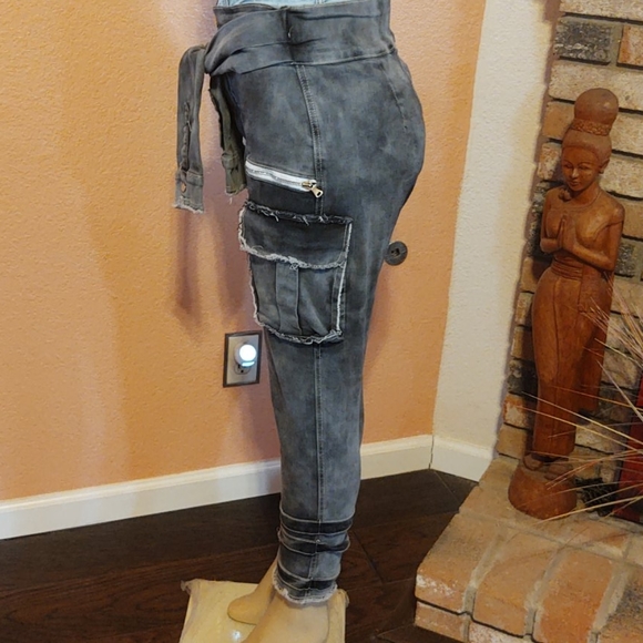 Like-new High Waistband Jeans - Picture 5 of 10